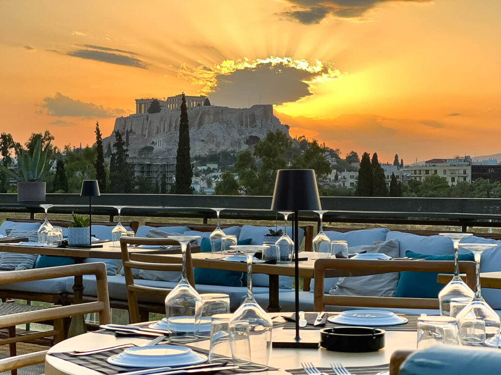 Aqui estão dicas de rooftops em Atenas para você aproveitar vistas incríveis e momentos inesquecíveis: